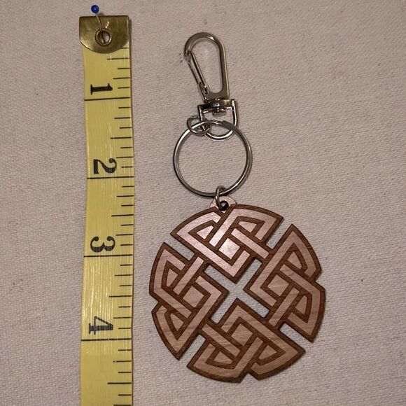 Celtic knot round etched, embossed wood keyring w silver ring and clasp NWOT - Picture 5 of 5